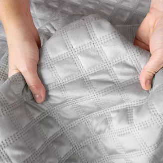Narzuta dekoracyjna VELVI 170x210 pikowana w geometryczny wzór szara