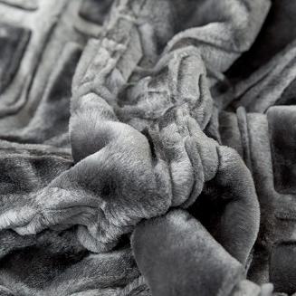 Koc akrylowy na fotel tłoczony VITO 80x160 geometryczny wzór grafitowy