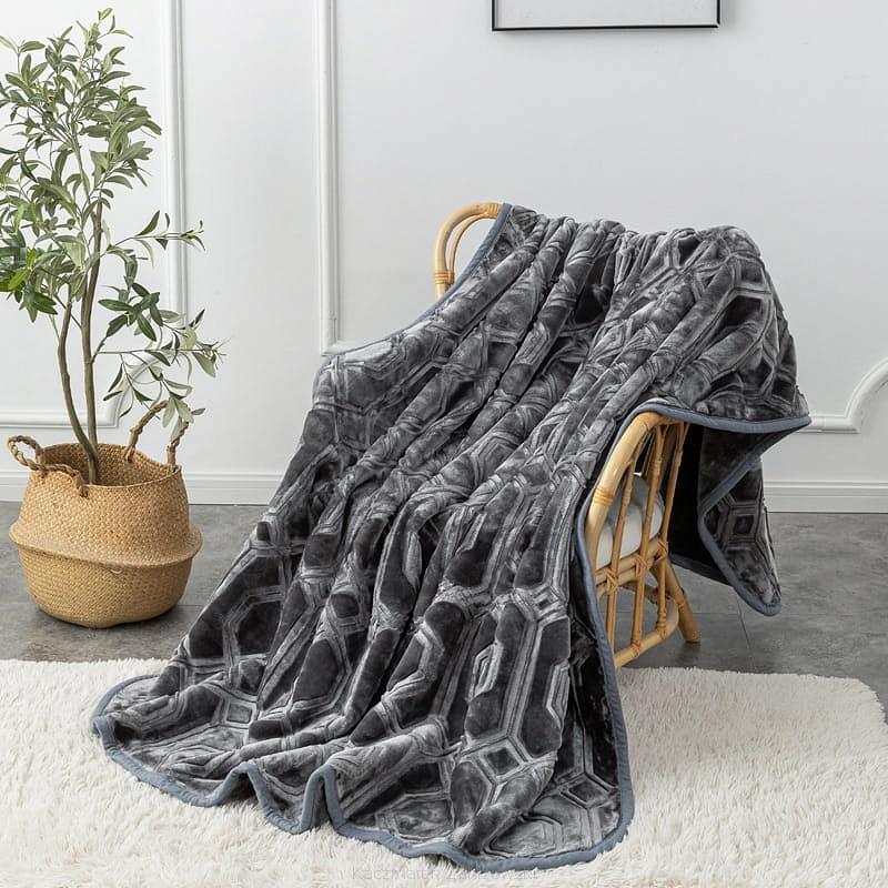 Koc akrylowy na fotel tłoczony VITO 80x160 geometryczny wzór grafitowy