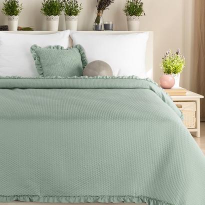 Narzuta dekoracyjna FALBANKA 170x210 szałwiowa pikowana obszyta falbaną