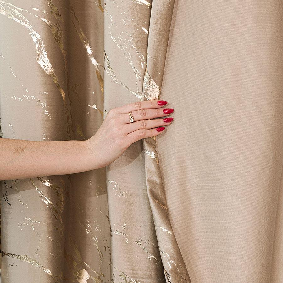 Zasłona gotowa na taśmie MARMA 140x250 ciemnobeżowa ze złotym nadrukiem