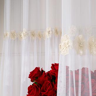 Firana gotowa na przelotkach ISEN 140x250 biała beżowe kwiatki z perełkami