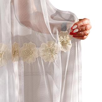 Firana gotowa na przelotkach ISEN 140x250 biała beżowe kwiatki z perełkami