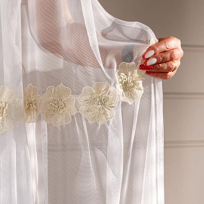 Firana gotowa na przelotkach ISEN 140x250 biała beżowe kwiatki z perełkami