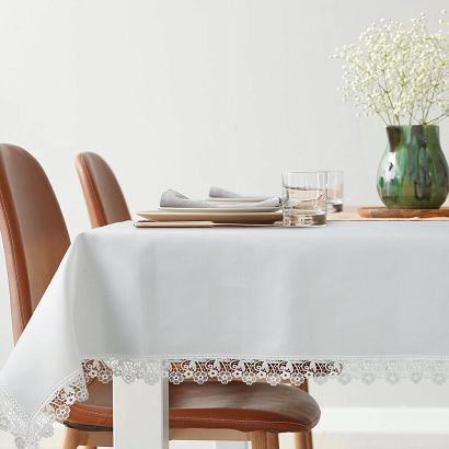 Obrus dekoracyjny CINDY 145x260 Eurofirany biały zdobiony na brzegach kwiatową koronką