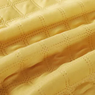 Narzuta dekoracyjna RUFFY 160x220 pikowana z falbanką musztardowa