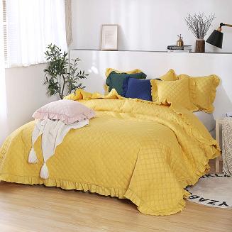 Narzuta dekoracyjna RUFFY 160x220 pikowana z falbanką musztardowa
