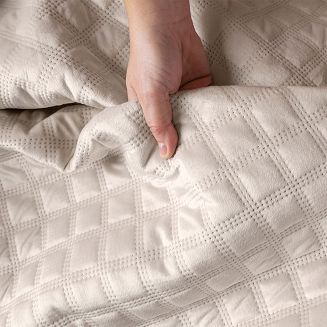 Narzuta dekoracyjna VELVI 220x240 pikowana w geometryczny wzór kremowa