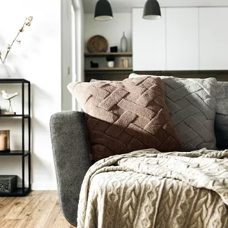 Poszewka dekoracyjna CARO 45x45 Design91 ciemnobrązowa puszysta wytłaczana w kratę