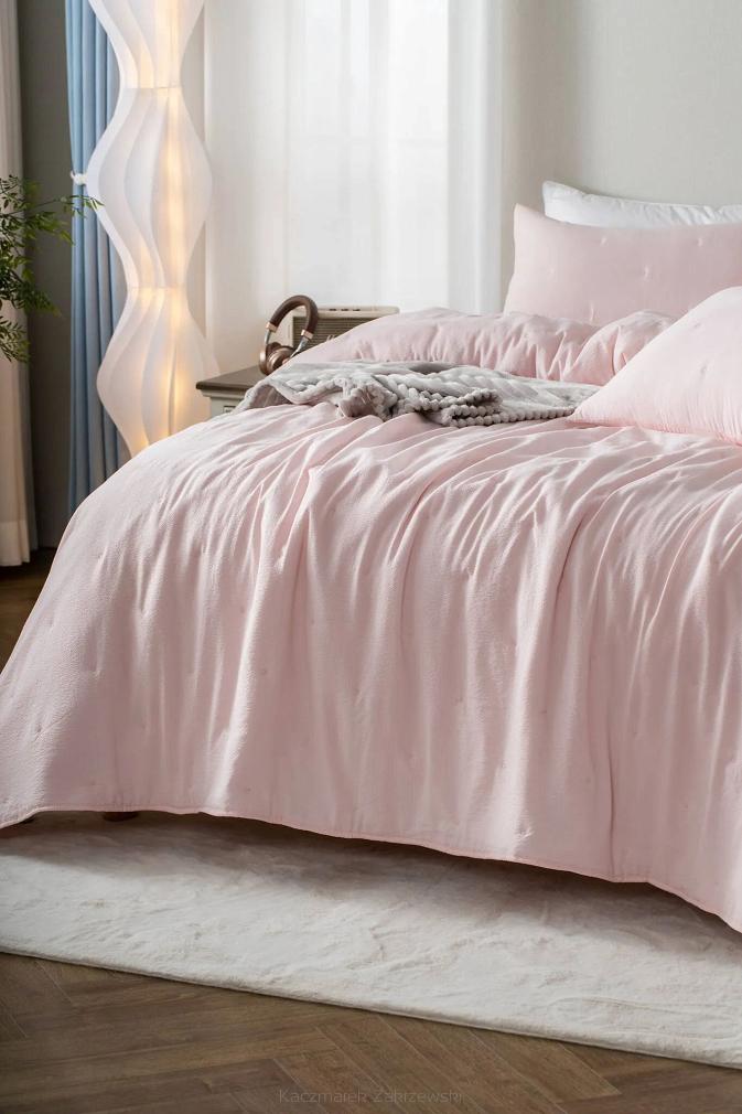 Narzuta dekoracyjna fakturowana Dotta 240x260 pudrowa z haftem kropek