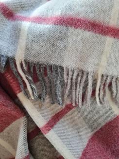 Koc wełniany z frędzlami 160x200 kratka szra bordowa