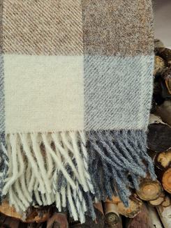 Koc wełniany jagnięcy z frędzlami 150x200 szachownica beż brąz szary