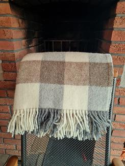 Koc wełniany jagnięcy z frędzlami 150x200 szachownica beż brąz szary