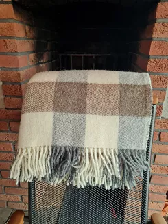 Koc wełniany jagnięcy z frędzlami 150x200 szachownica beż brąz szary