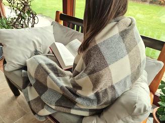 Koc wełniany jagnięcy z frędzlami 150x200 szachownica beż brąz szary