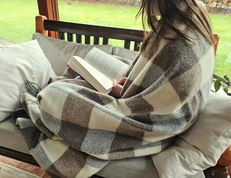 Koc wełniany jagnięcy z frędzlami 150x200 szachownica beż brąz szary