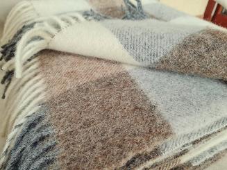 Koc wełniany jagnięcy z frędzlami 150x200 szachownica beż brąz szary