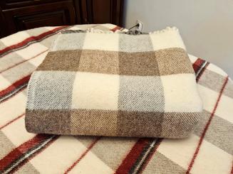 Koc wełniany jagnięcy z frędzlami 150x200 szachownica beż brąz szary