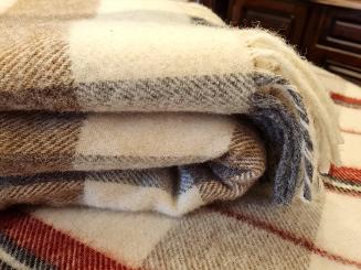 Koc wełniany jagnięcy z frędzlami 150x200 szachownica beż brąz szary