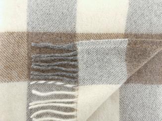 Koc wełniany jagnięcy z frędzlami 150x200 szachownica beż brąz szary