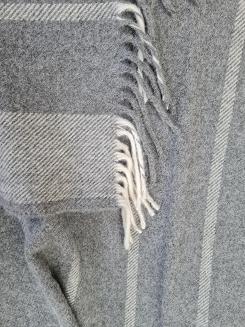 Koc wełniany z frędzlami 160x200 grafitowy w pasy