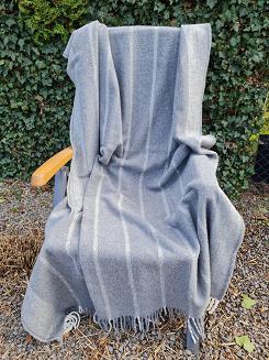 Koc wełniany z frędzlami 160x200 grafitowy w pasy