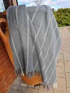 Koc wełniany z frędzlami 160x200 grafitowy w pasy