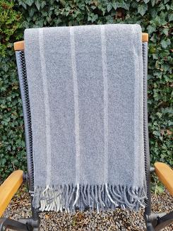 Koc wełniany z frędzlami 160x200 grafitowy w pasy