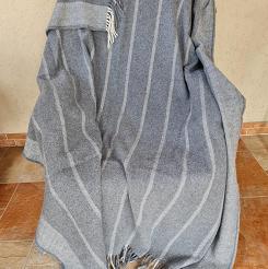 Koc wełniany z frędzlami 160x200 grafitowy w pasy