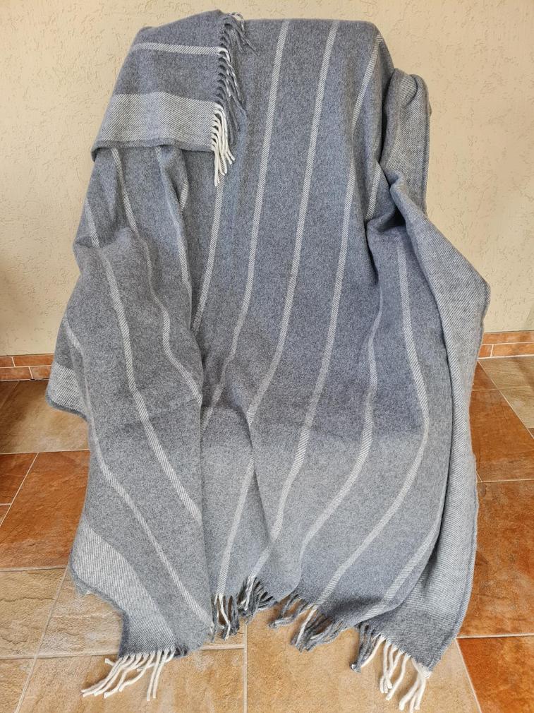 Koc wełniany z frędzlami 160x200 grafitowy w pasy