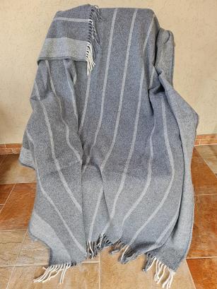 Koc wełniany z frędzlami 160x200 grafitowy w pasy