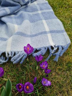 Koc wełniany z frędzlami 160x200 kratka szara ciemnoniebieska