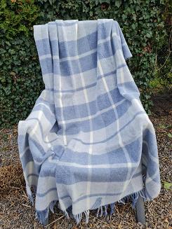 Koc wełniany z frędzlami 160x200 kratka szara ciemnoniebieska