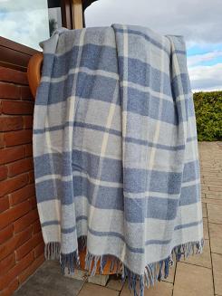 Koc wełniany z frędzlami 160x200 kratka szara ciemnoniebieska