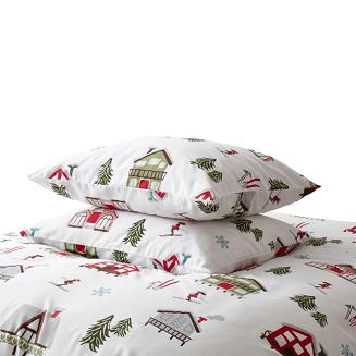Pościel świąteczna satyna bawełniana SKIING 140x200 biała wielokolorowy nadruk narciarze szusujący w zimowym krajobrazie