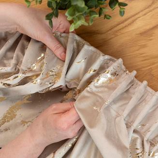 Zasłona gotowa na taśmie MARMA 140x250 ciemnokremowa ze złotym nadrukiem