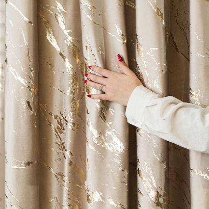 Zasłona gotowa na taśmie MARMA 140x250 ciemnokremowa ze złotym nadrukiem