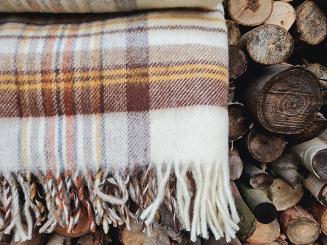 Koc wełniany z frędzlami 100% WEŁNA beżowa krata