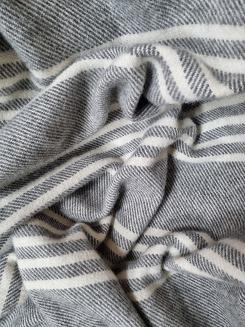 Koc wełniany z frędzlami 160x200 paski szary kremowy