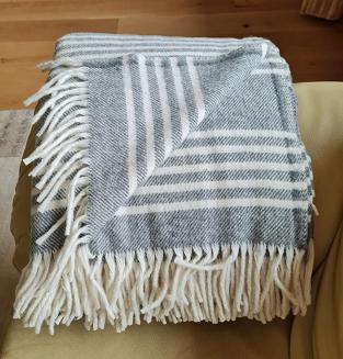 Koc wełniany z frędzlami 160x200 paski szary kremowy