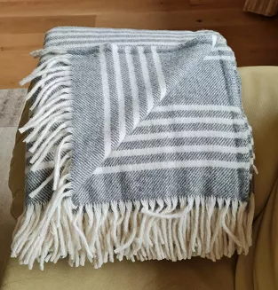 Koc wełniany z frędzlami 160x200 paski szary kremowy