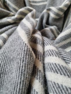 Koc wełniany z frędzlami 160x200 paski szary kremowy