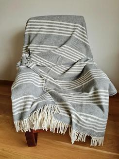 Koc wełniany z frędzlami 160x200 paski szary kremowy