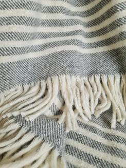Koc wełniany z frędzlami 160x200 paski szary kremowy