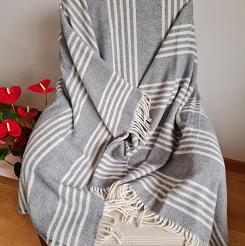 Koc wełniany z frędzlami 160x200 paski szary kremowy