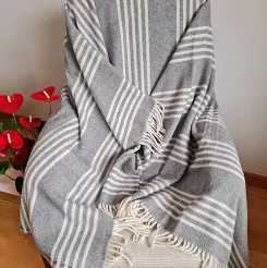 Koc wełniany z frędzlami 160x200 paski szary kremowy
