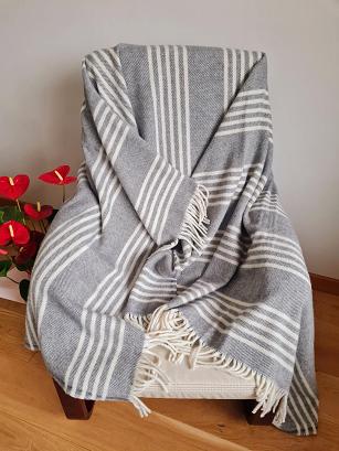 Koc wełniany z frędzlami 160x200 paski szary kremowy