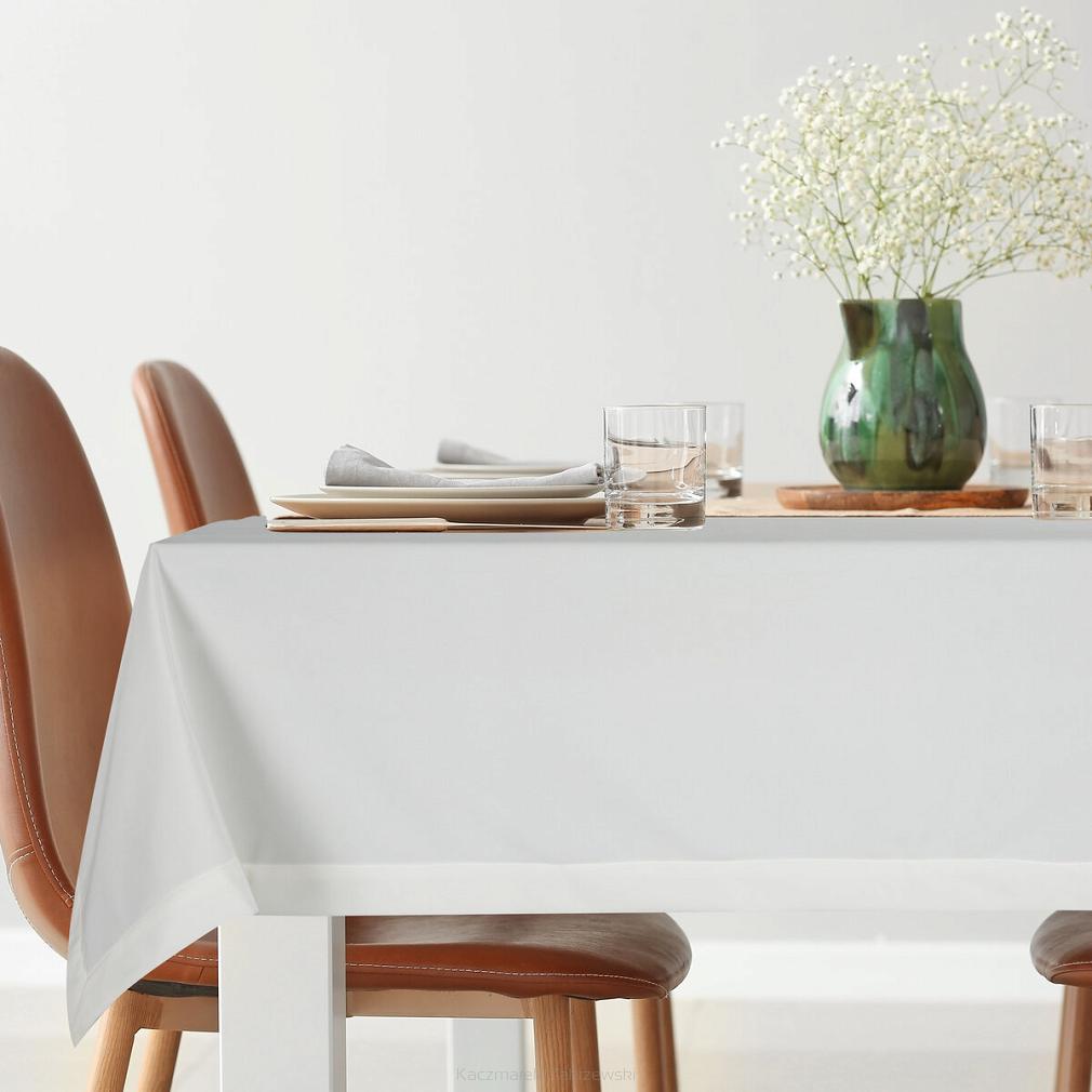 Obrus dekoracyjny MELINDA 140x180 z welwetu biały z ozdobną listwą