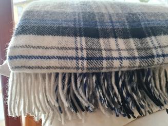 Koc wełniany z frędzlami 160x200 kratka kremowy szary granatowy