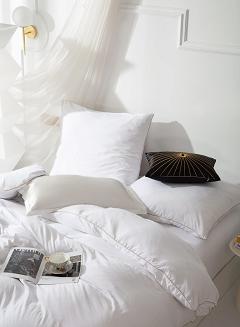 Pościel Queen 140x200 biała ze złotą lamówką bizą